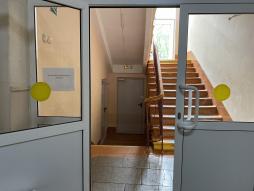 Желтая маркировка дверей