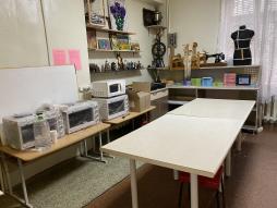 Кабинет технологии для девочек, оборудованный микроволновыми печами, духовкой и холодильником